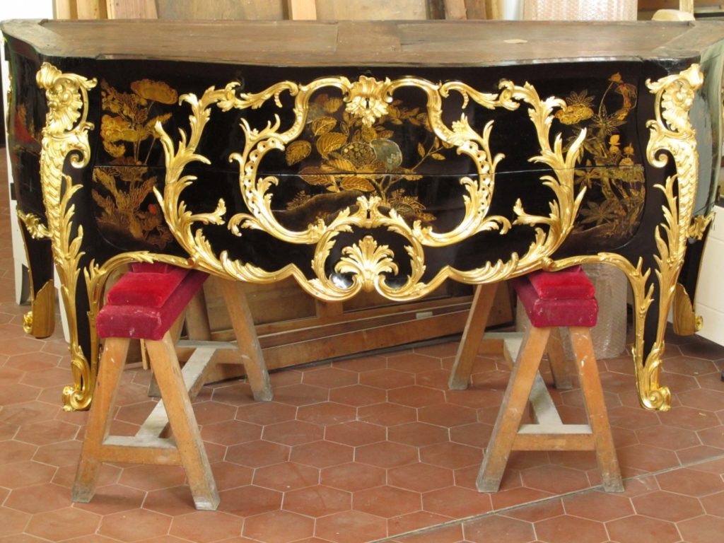 Commode de Louis XV du chateau de Choisy apres sa restauration