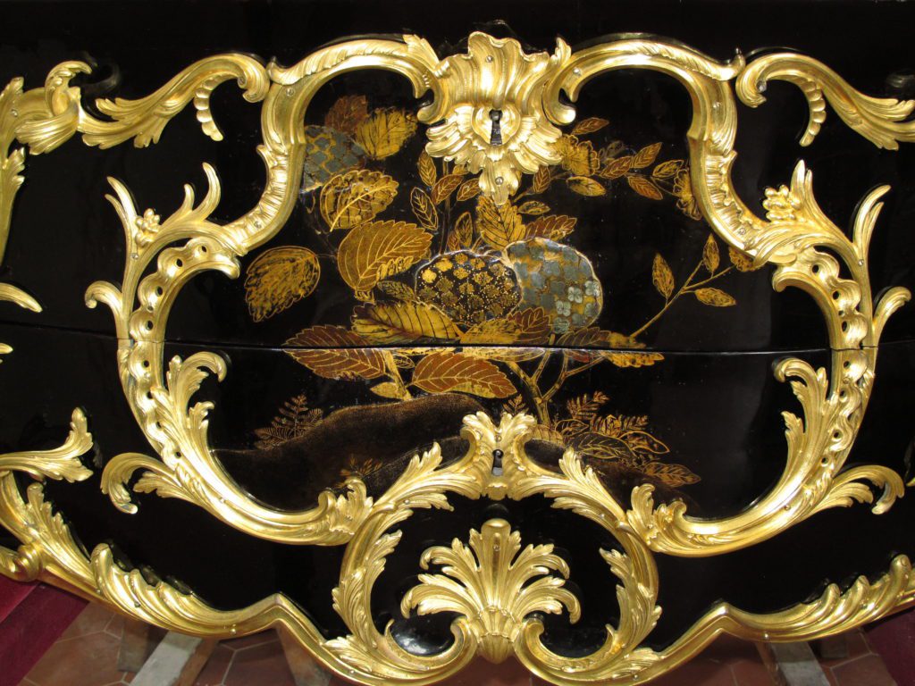 Detail de la face de commode de Louis XV
