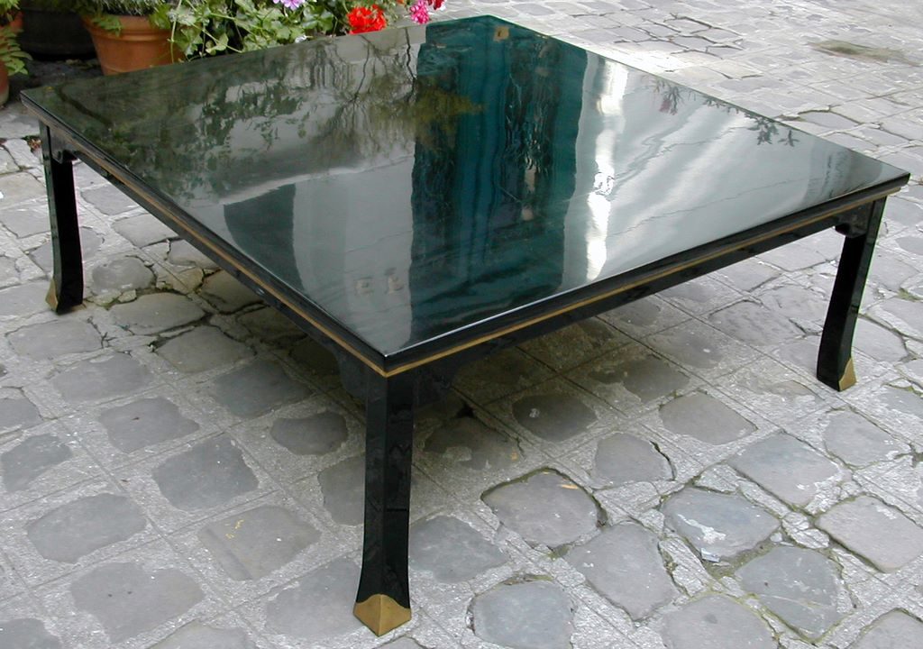 Table basse carré d'inspiration japonaise, sabot doré à l'or fin imitant le bronze 120cm x 120cm