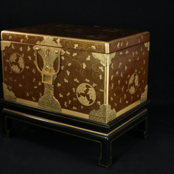 La structure en bois ainsi que les bronzes de ce coffre sont du XIXème siècle. Le décor en laque brune et or est une création des Ateliers Brugier (Julie Lecreps) Dimensions : H.37cm x L.63cm x P.42cm 