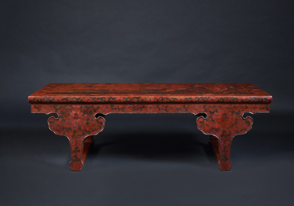 Table de kang en laque gravée ornée d'un faisean