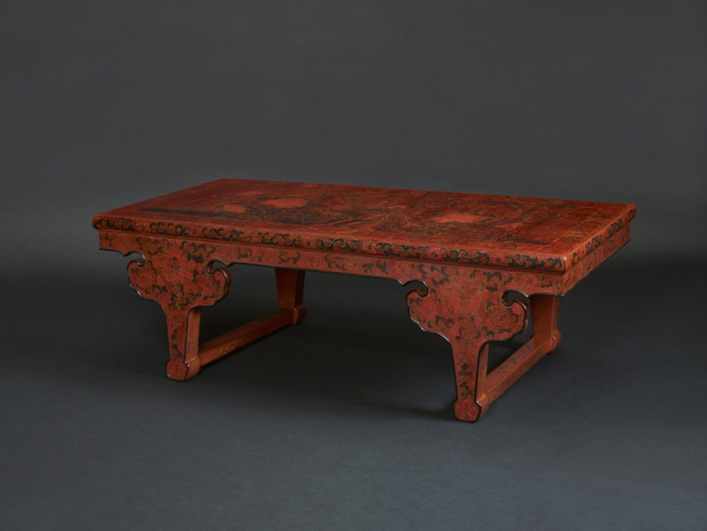 Table de kang en laque gravée ornée d'un phoenix