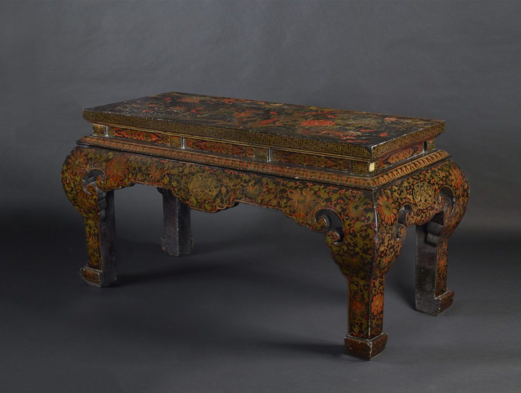 Table d'autel à décor polychrome (84cm x 147cm x 62cm)