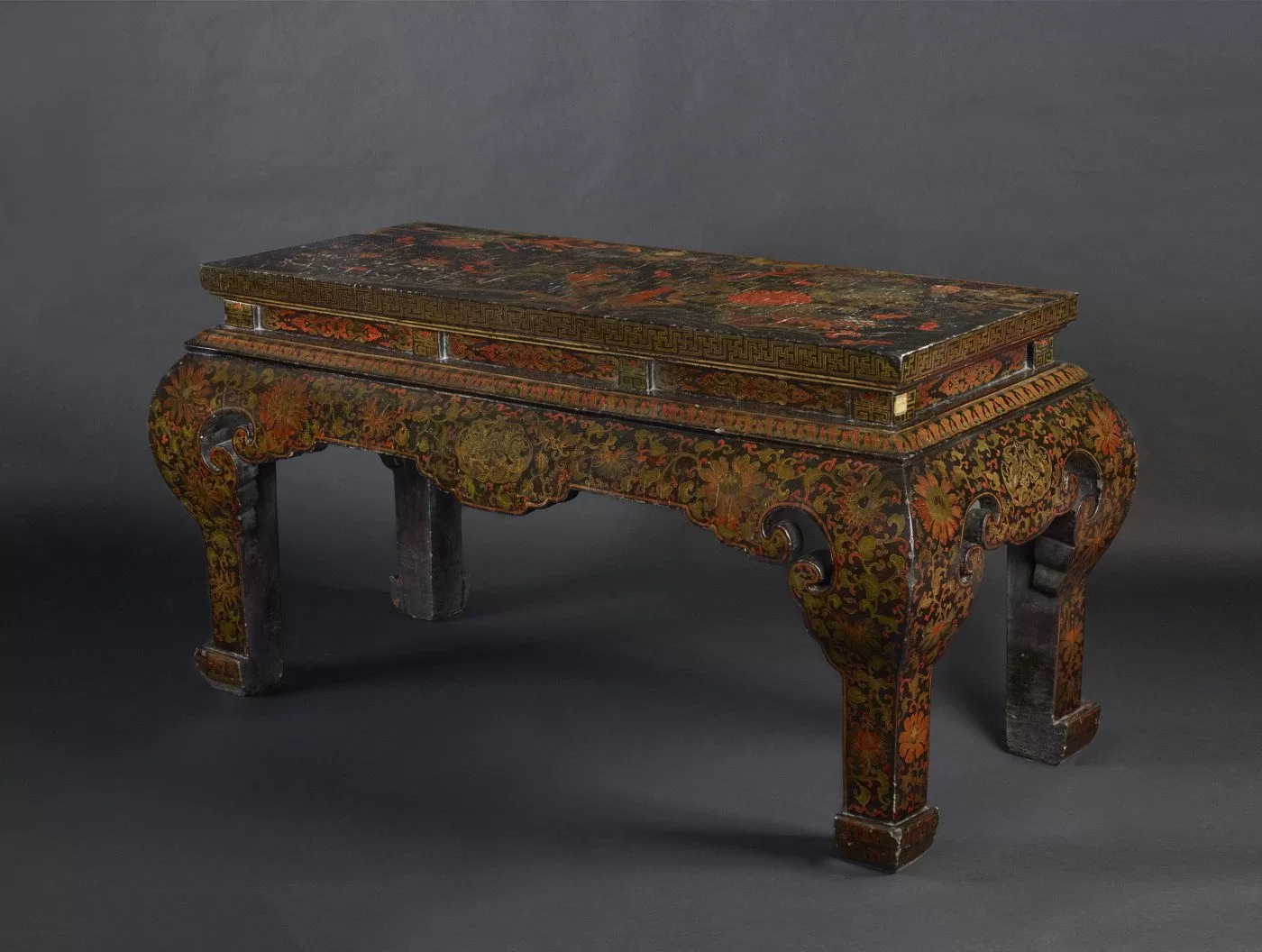 Table d'autel à décor polychrome (84cm x 147cm x 62cm)