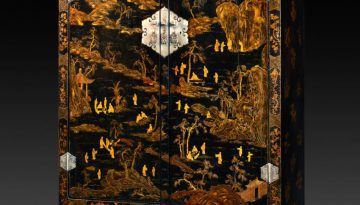 Armoire à fond noir et décor à l'or (197cm x 128cm x 64cm)