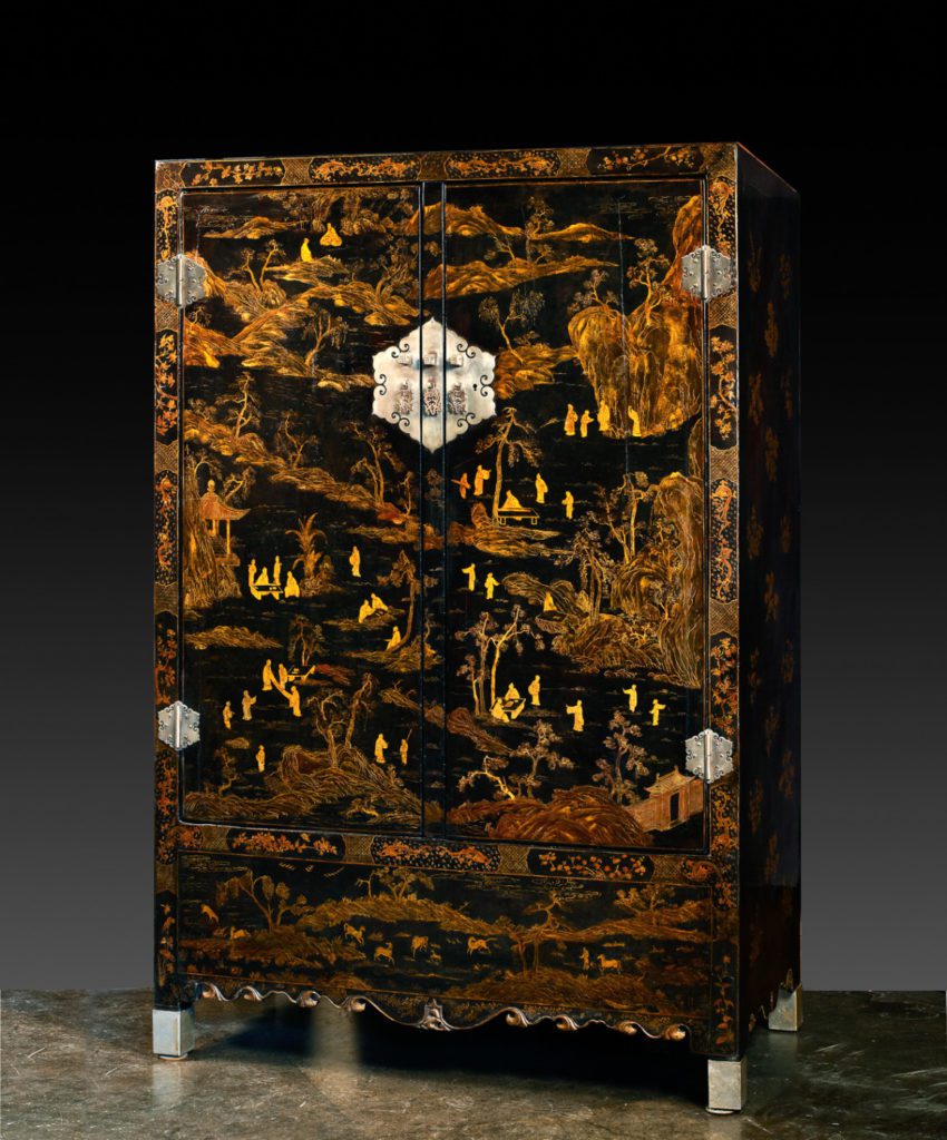 Armoire à fond noir et décor à l'or (197cm x 128cm x 64cm)