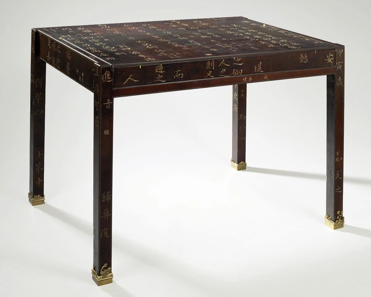 Bureau de Louis Cane composé de panneaux en laque de Coromandel représentant des idéogrammes