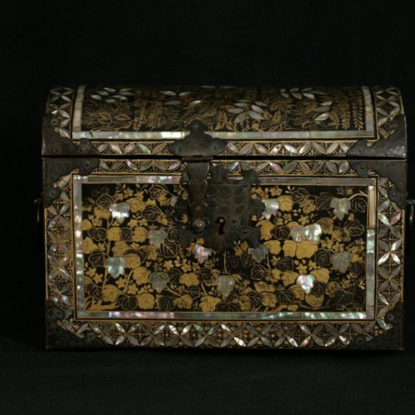 Namban style Japanese lacquer box. Lacquer with a black background and rich gold decoration of vine leaves and wisteria. Some parts of the decor and the borders are inlaid mother-of-pearl. Japan - 1580th / 1620th century, circa XNUMX-XNUMX