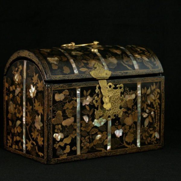 Caja lacada japonesa estilo Namban sobre fondo lacado negro, decoración dorada e incrustaciones de nácar. Decorado por todos lados con motivos de hojas de parra y glicinias separadas por estrechas bandas de nácar. Japón - Siglo XVI / XVII, circa 1580-1620