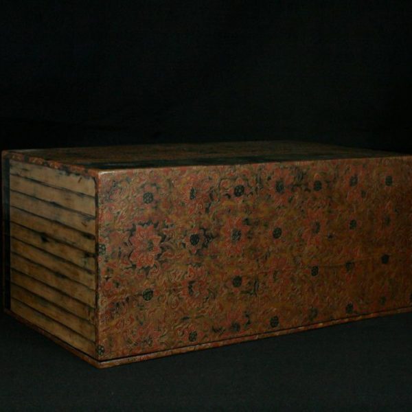 Engraved box decorated with foliage and geometric lotus flowers