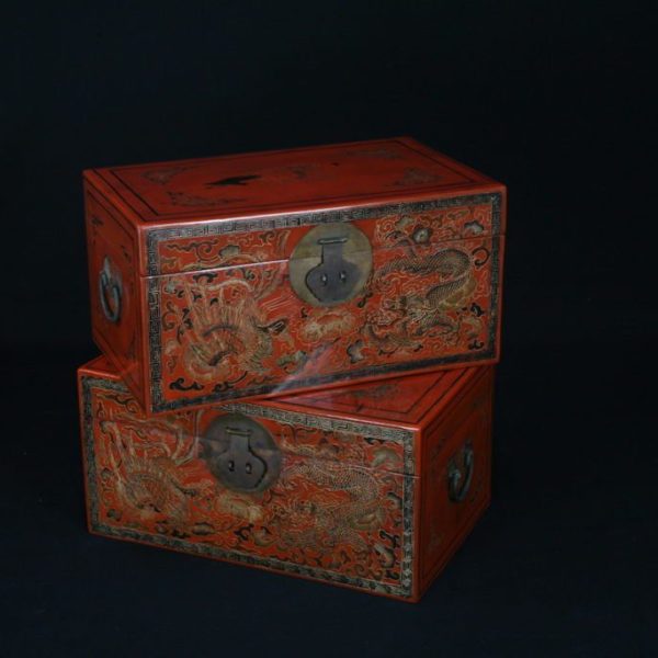 Par de cajas con decoración de dragón y fénix