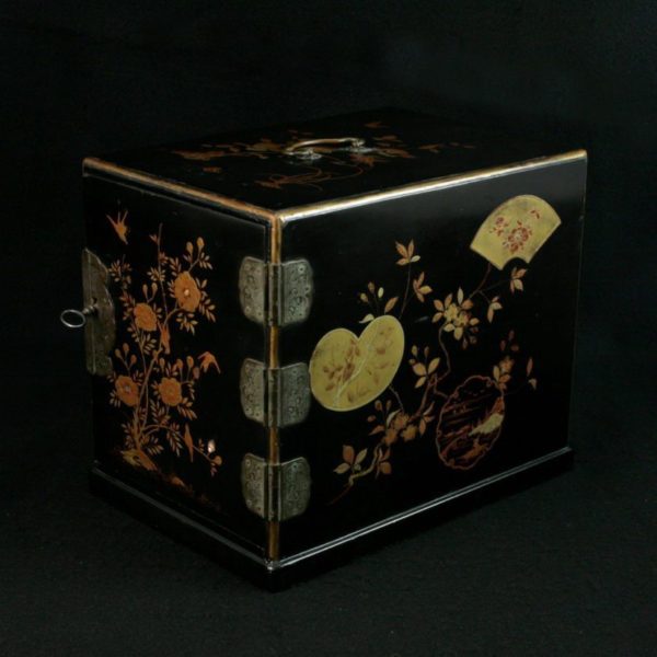 Scatola portatile decorata con rami fioriti (3 cassetti)