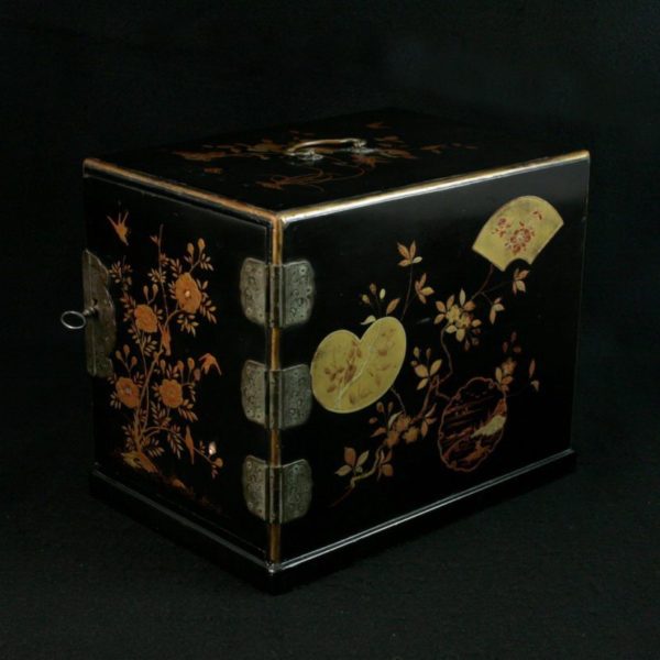 Portable box decorated with flowering branches (3 drawers)