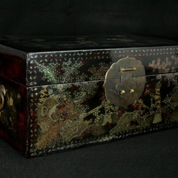 Box with mother-of-pearl decoration of princesses and children