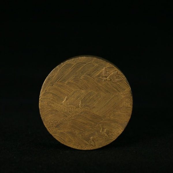 Scatola rotonda ombretto in lacca dorata decorata con cinque gru