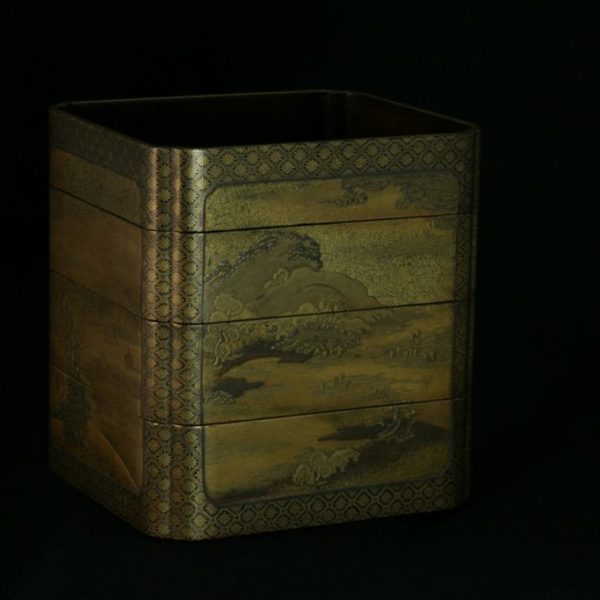 Box with 4 compartments in gold lacquer