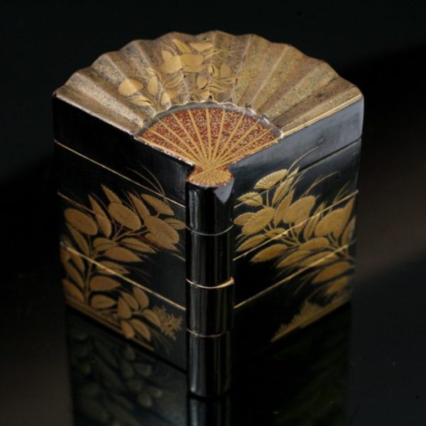 Kobako fan with 3 boxes decorated with chrysanthemums