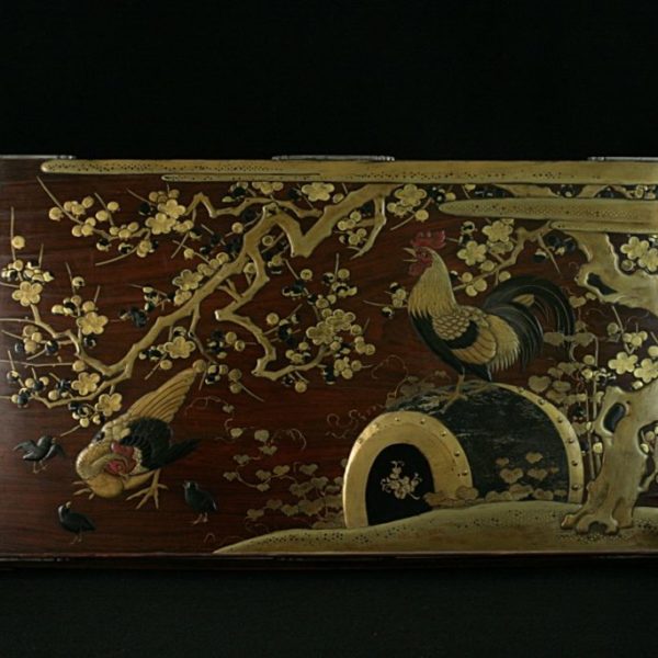 Cuadro de madera con decoración dorada de ciruelo y gallo