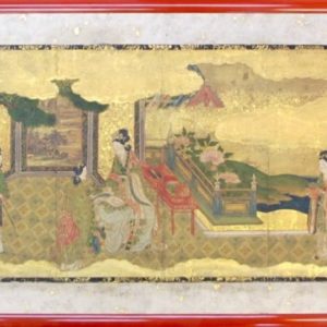 Peinture polychrome sur papier fond or à décor de dames de cour richement habillées à la mode chinoise se promenant sur une terrasse fleurie. Encadrement laqué moderne. 
